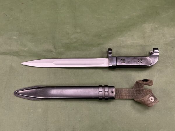 EAST GERMAN FIRST PATTERN AK BAYONET (B2431)