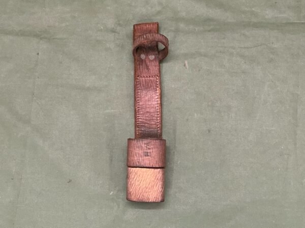 BRITISH WW2 LEATHER BAYONET FROG (C27)