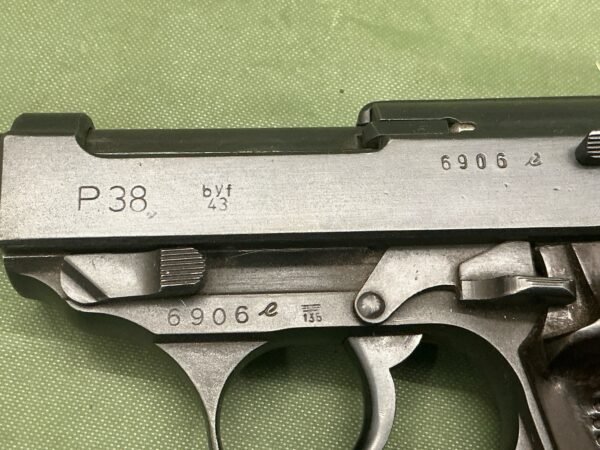DEACTIVATED WW2 GERMAN P38 PISTOL (D11) - Image 5