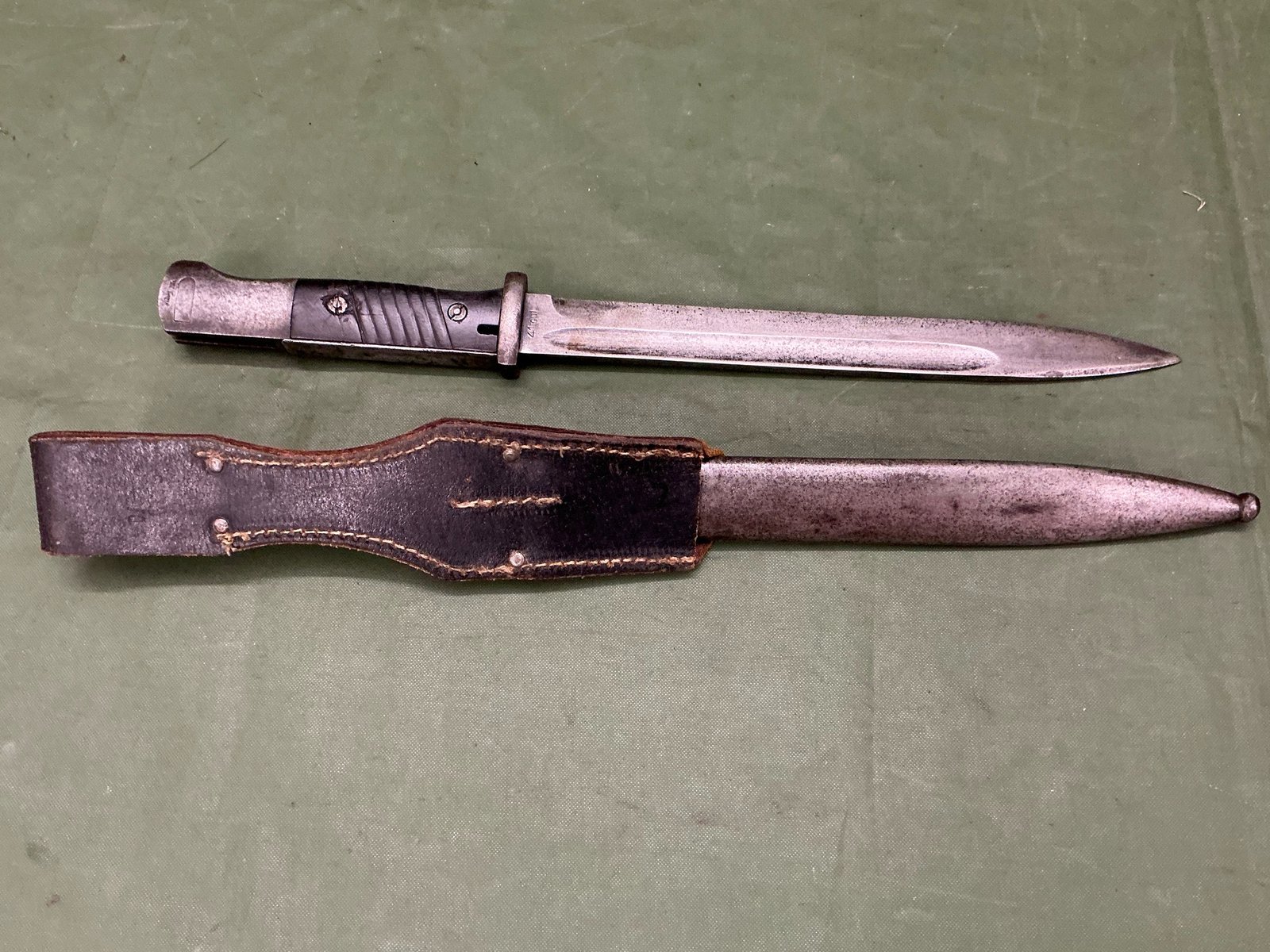 WW2 GERMAN K98 MAUSER BAYONET AND FROG (B2288) - Image 2