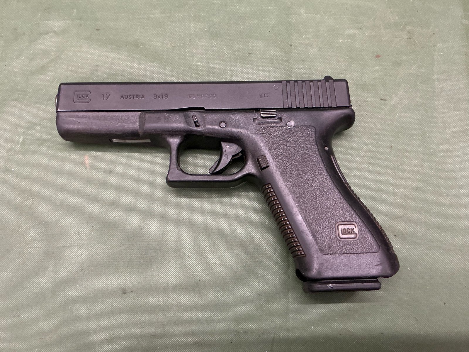 DEACTIVATED GLOCK 17 PISTOL (4555) - Image 3
