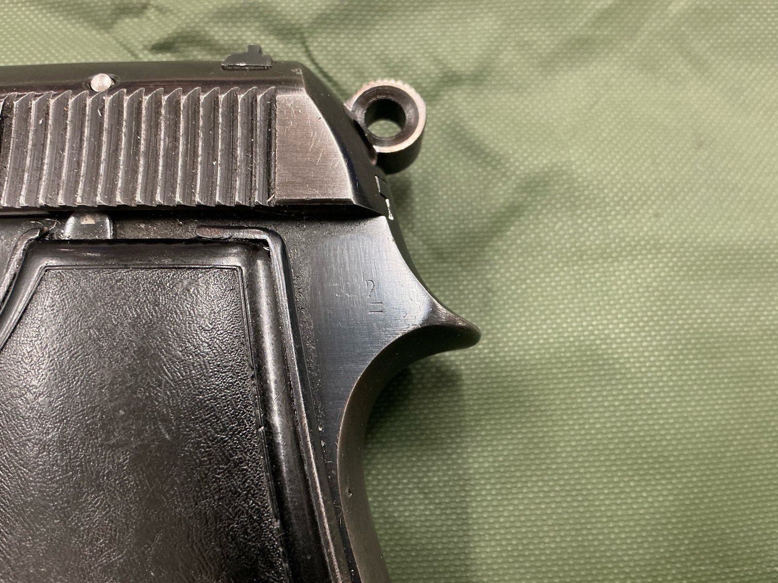 DEACTIVATED WW2 ITALIAN M1934 BERETTA PISTOL (4809) - Image 4