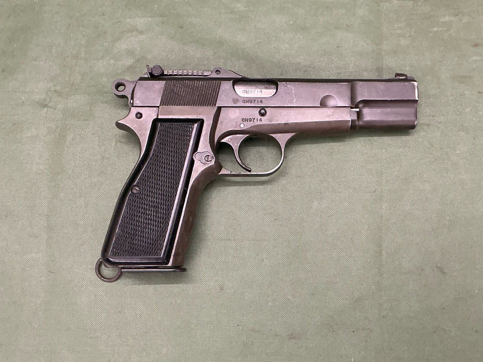 DEACTIVATED WW2 BROWNING HP PISTOL (D70)