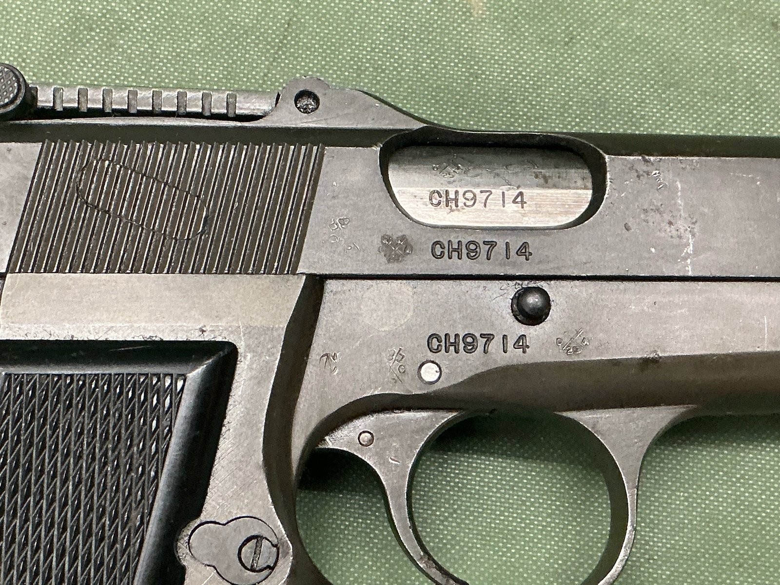 DEACTIVATED WW2 BROWNING HP PISTOL (D70) - Image 3