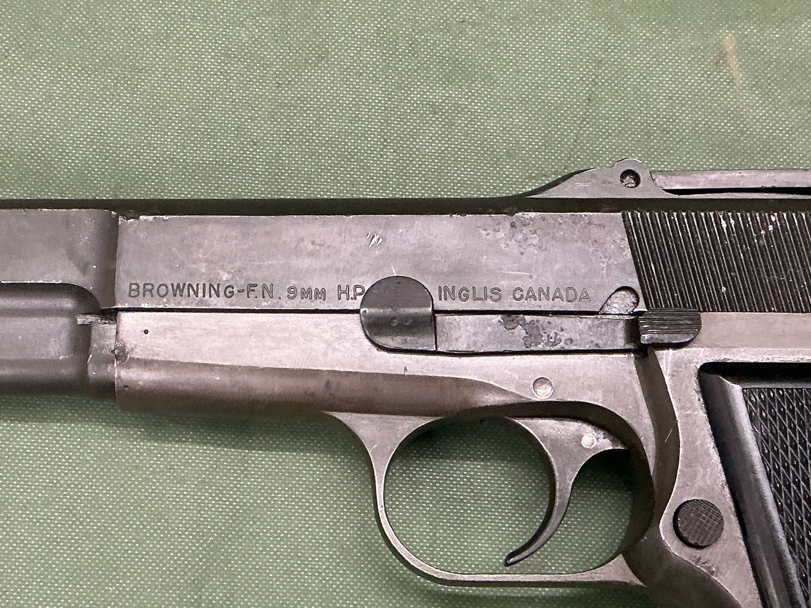 DEACTIVATED WW2 BROWNING HP PISTOL (D70) - Image 4
