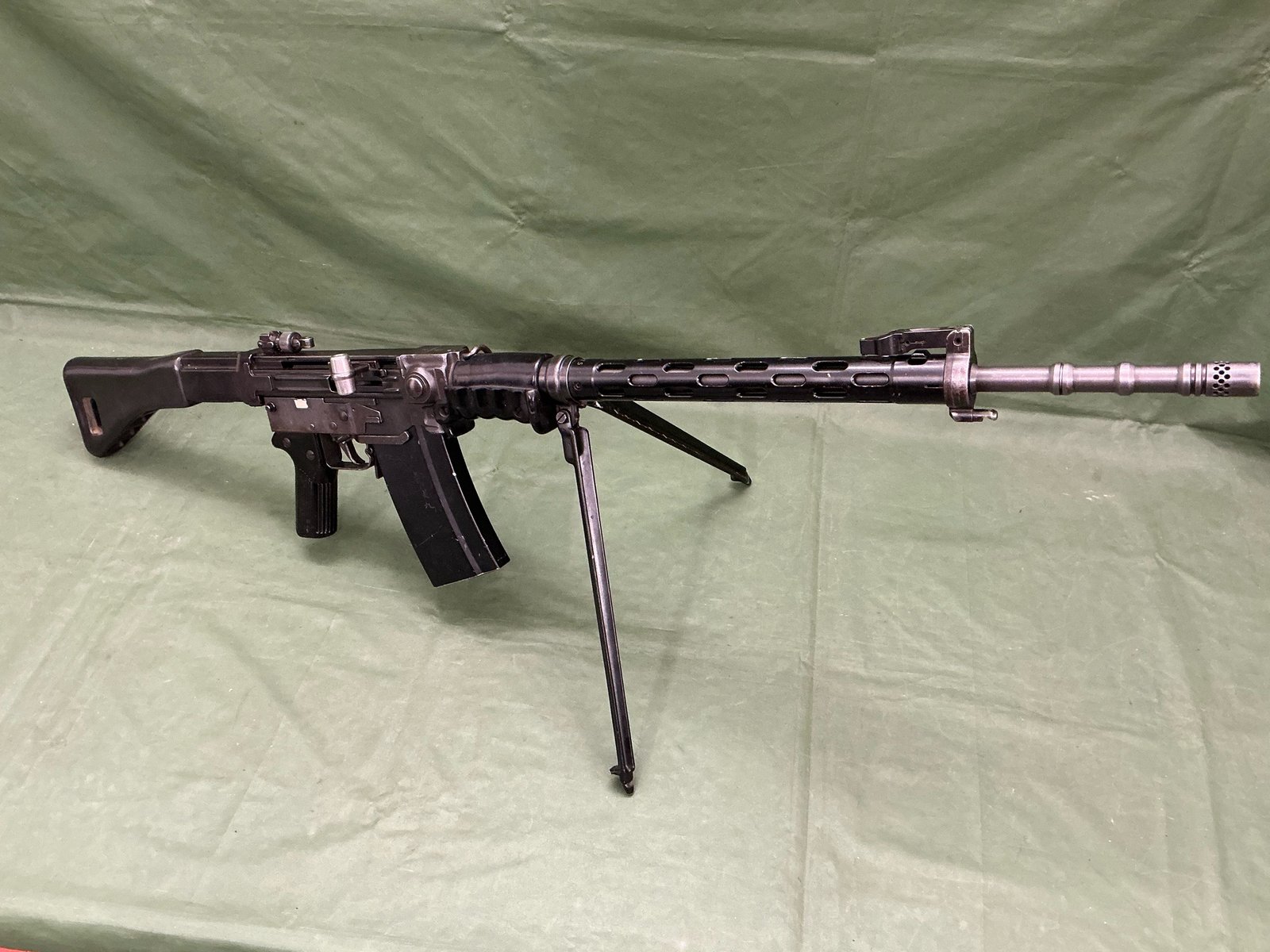 DEACTIVATED SIG STG-57 ASSAULT RIFLE (DR121) - Image 5