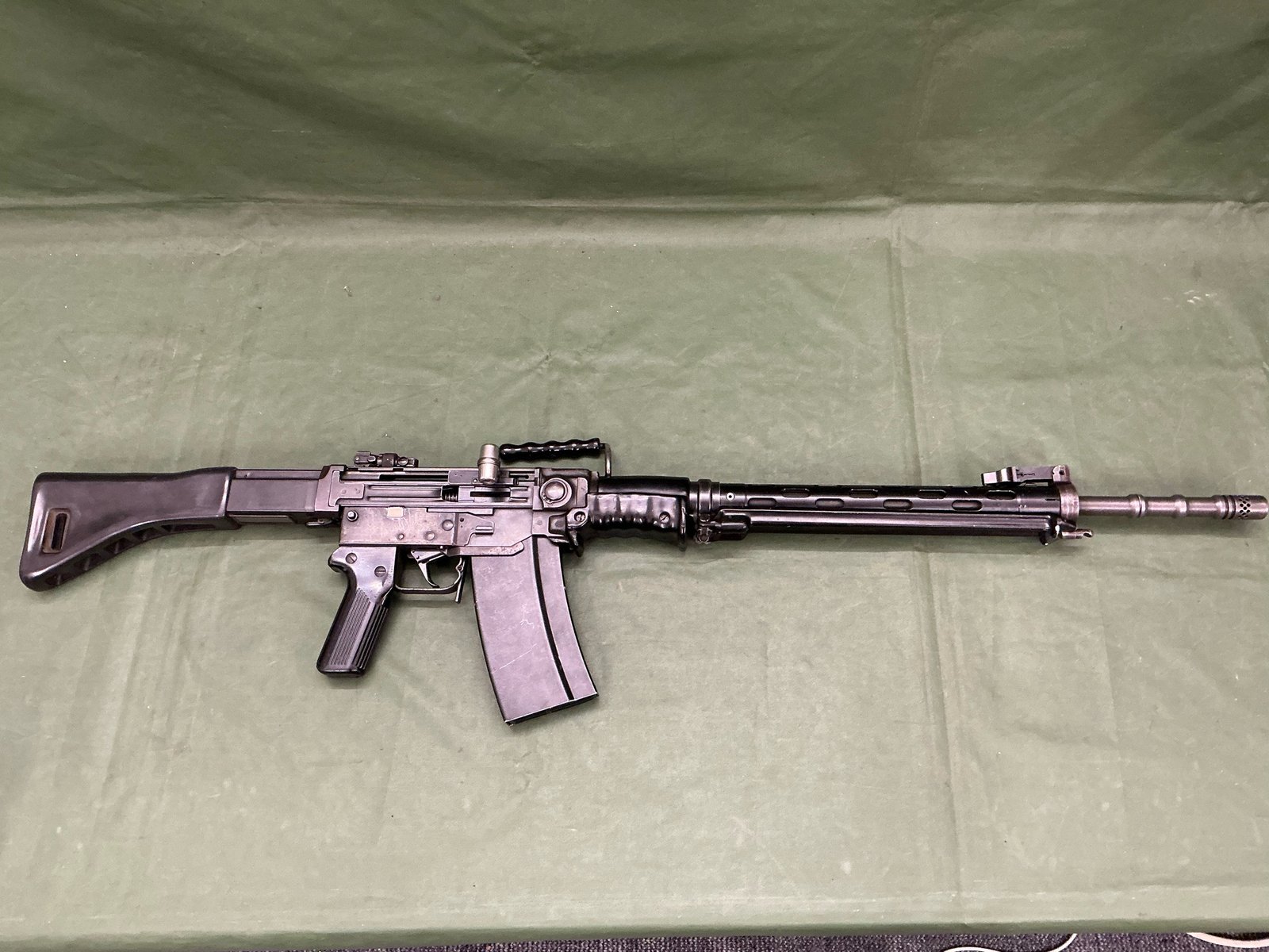 DEACTIVATED SIG STG-57 ASSAULT RIFLE (DR121) - Image 2
