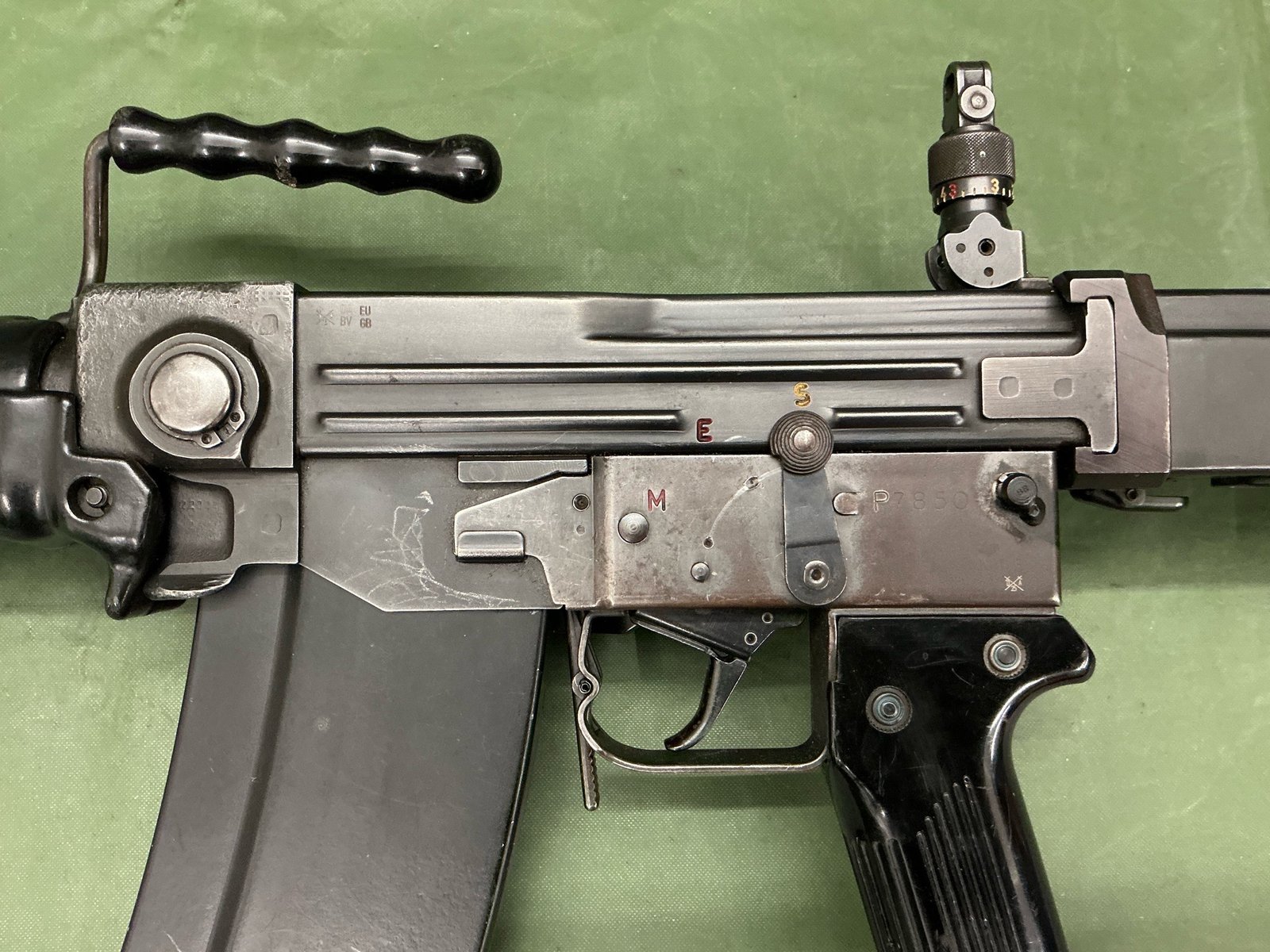 DEACTIVATED SIG STG-57 ASSAULT RIFLE (DR121) - Image 4