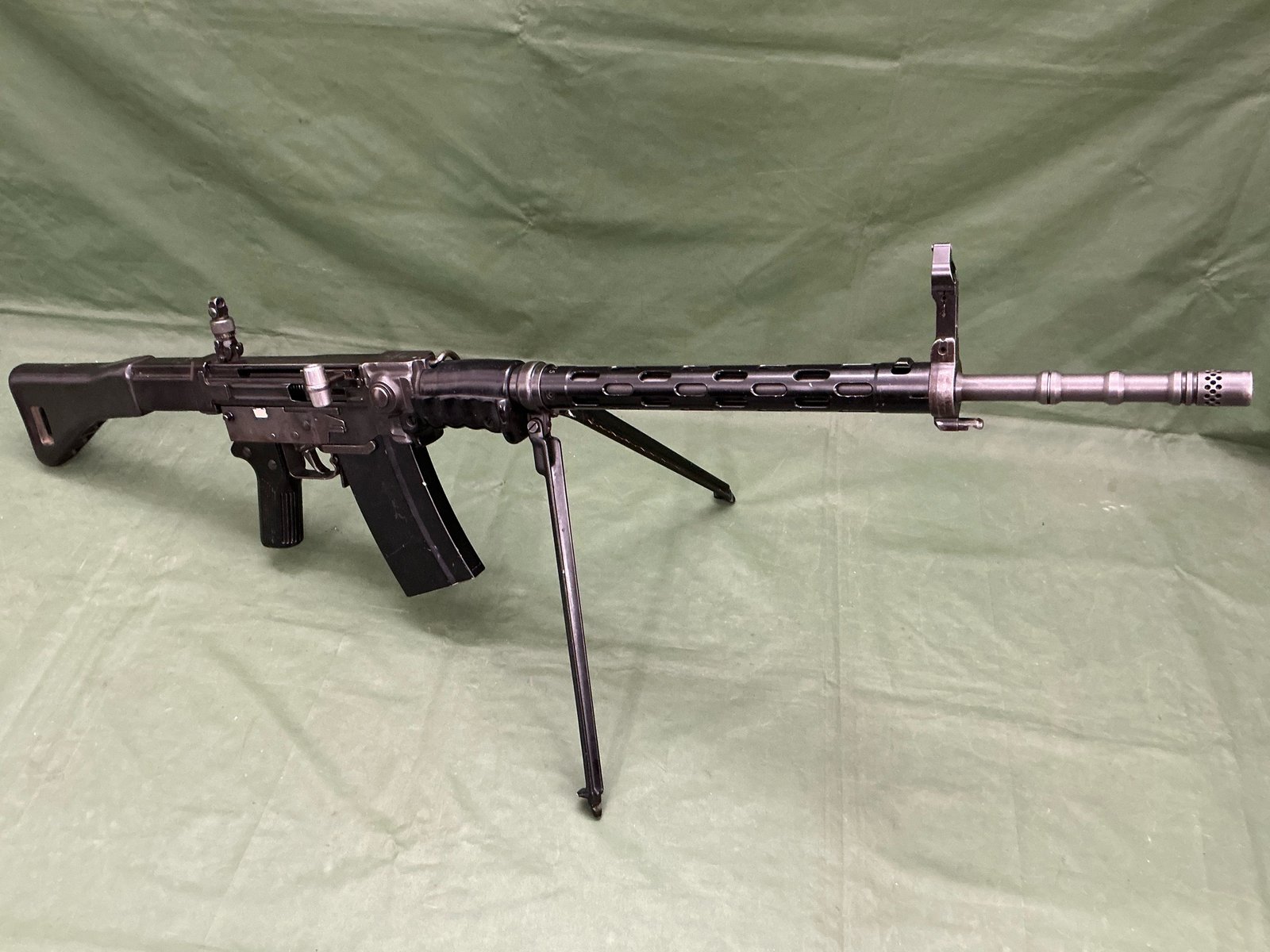 DEACTIVATED SIG STG-57 ASSAULT RIFLE (DR121)