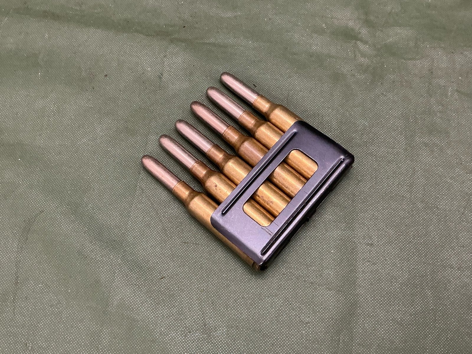 INERT ITALIAN 1936 ROUNDS ON CLIP (B47)