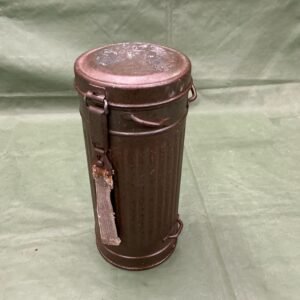 WW2 GERMAN GASMASK TIN (DT)